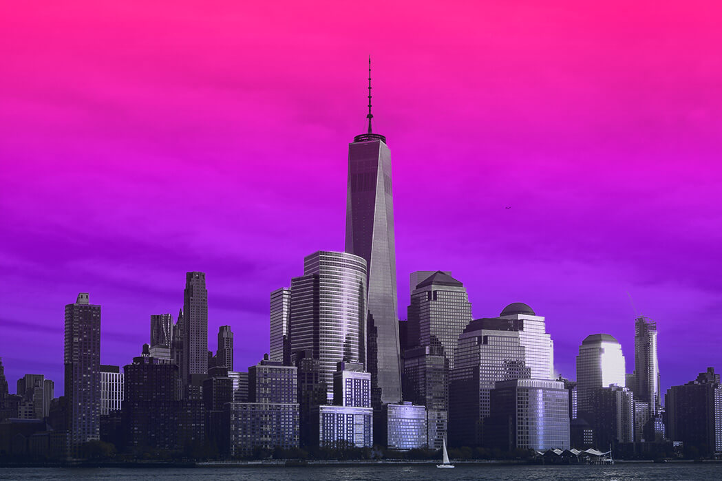 Skyline einer Großstadt mit Hochhäusern und pinkfarbenem Himmel